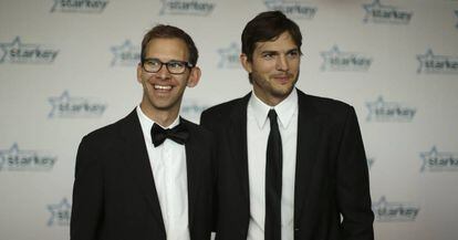 El actor Ashton Kutcher y su hermano mellizo, Michael, en 2013.