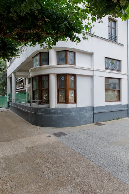 El bar Frontón Beotibar (cerrado por obras este verano), donde
Juan María Jáuregui fue asesinado por ETA.