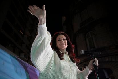 Cristina Fernández de Kirchner, mientras habla a sus simpatizantes hoy, en Buenos Aires (Argentina).
