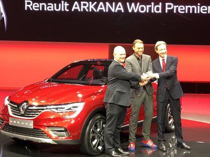 De izquierda a derecha: N. Maure, presidente del Grupo Renault en Eurasia, L. Van Den Acker, director de diseño de Renault y A. Pankov, director general de Renault Rusia, con el prototipo Arkana. 