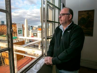 Diego Sethson mira desde una de las ventanas del chalé que mandó a construir su bisabuelo frente al famoso Obelisco de Buenos Aires, el 31 de octubre de 2022.