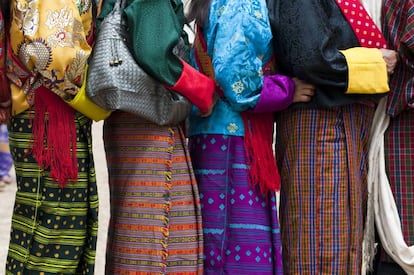 Detalle de la 'Kira', el traje tradicional de la mujer butanesa.