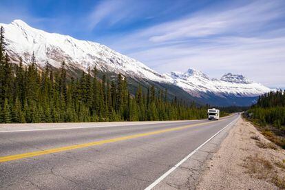 Una ‘camper’ en la carretera Icefields Parkways que atraviesa el parque nacional Jasper, en Alberta (Canadá).