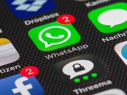 Aplicación de WhatsApp con notificaciones de mensajes no leídos.