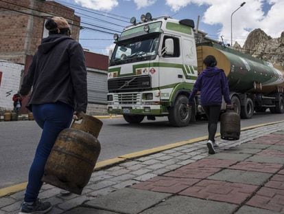 Vecinas de La Paz, este martes, cargando garrafas de gas. En vídeo, imágenes del desabastecimiento en la capital boliviana.