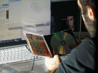 Un usuario copia CD con uno de los dispositivos que antes estaba sujeto al canon digital. 