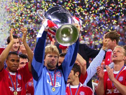 El portero Kahn alza el trofeo de la 'Champions' lograda en 2001.