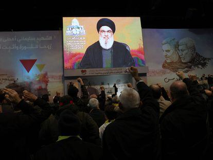 Decenas de personas siguen por televisión el discurso del líder de Hezbolá, Hasán Nasralá, este miércoles en Beirut.