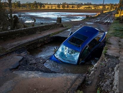 Un automóvil arrastrado después de una lluvia torrencial, en Dundee, Escocia, en octubre de 2023.