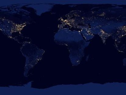 Imagen de la Tierra de noche formada por múltiples fotografías hechas sin nubes y con una cámara infrarroja especial a bordo del satélite Suomi NPP.