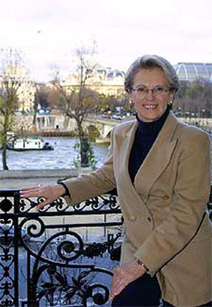 Michèle Alliot-Marie, en el balcón de su despacho en París.