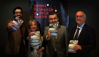 El premiado Manuel Barea, la diputada María Jesús Puchalt, Lorenzo Silva y el director de la Alfons, Vicent Ribes, en el Muvim.