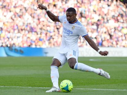 David Alaba, en la acción del 0-1 en el clásico de Liga en el Camp Nou.