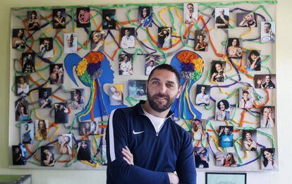 Javier García Almunia en el Centro de Referencia Estatal para el Daño Cerebral Adquirido (CEADAC) ante sus retratos.