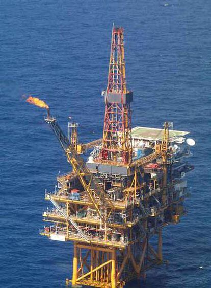 Una plataforma de extracción de petróleo instalada en el Mar de China.