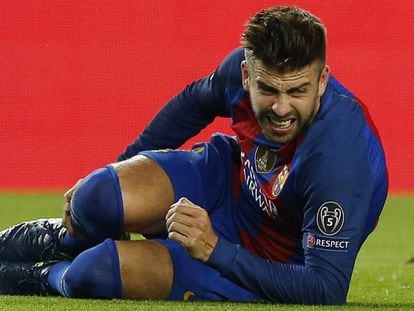 Piqu&eacute; se duele de la pierna derecha,  durante el partido contra el City.