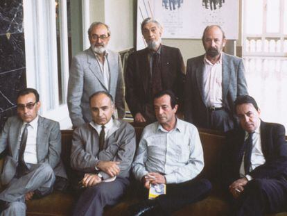 De izquierda a derecha, de pie, Ángel González, Carlos Barral, José Manuel Caballero Bonald. Desde la izquierda sentados, Carlos Sahagún, Francisco Brines, José Agustín Goytisolo y Claudio Rodríguez en Oviedo en 1987.