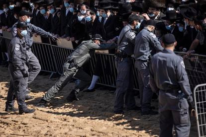 Policías israelíes en el funeral masivo de un rabino, el lunes en Ashdod.