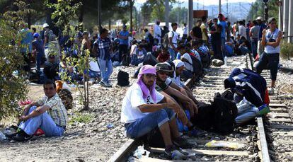 Migrantes esperan para cruzar la frontera entre Macedonia y Grecia, este jueves.