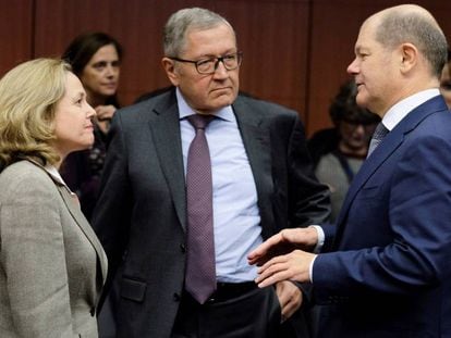 La ministra de Economía española, Nadia Calviño, conversa con el presidente del Mecanismo Europeo de Estabilidad (MEDE), Klaus Regling , y el ministro de Finanzas alemán, Olaf Scholz.