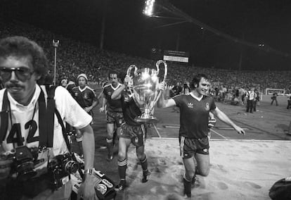 Larry Lloyd, jugador del Nottingham, celebrando la Copa de Europa que el equipo ganó en Múnich en 1979.