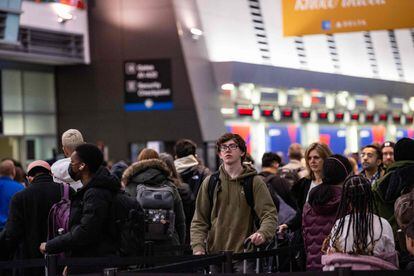 Viajeros esperan en una línea de punto de control de seguridad en el Aeropuerto Internacional Logan, en Boston, Massachusetts. Decenas de vuelos han sido cancelados y carreteras cerradas por la tormenta.