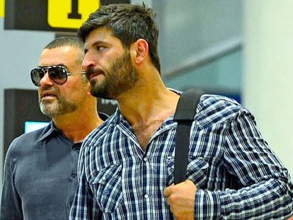 George Michael y Fadi Fawaz, en 2012 en el aeropuerto de Barcelona.