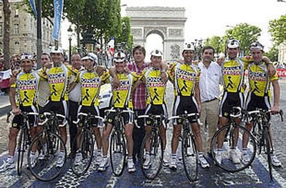 El Once-Eroski posa tras recibir el premio como  mejor equipo del Tour 2002.