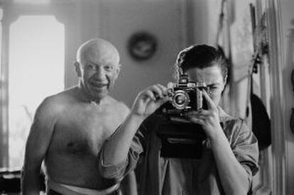 Picasso y Jacqueline, fotografiados en su casa La Californie.