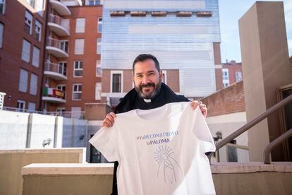 Alejandro Aravena posando con la camiseta de apoyo a la reconstrucción del edificio. 


