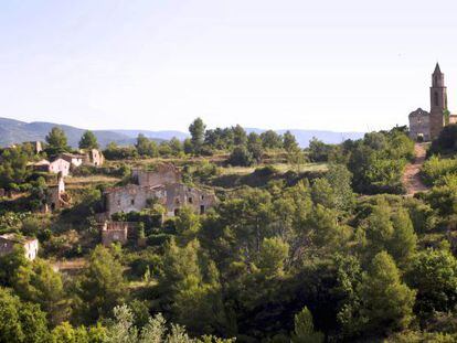 Panor&aacute;mica de los restos abandonados del inquietante pueblo de la Pobla de Marmellar.