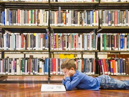 Una buena idea para que lean tus hijos es llevarles a la biblioteca con frecuencia y que descubran la infinita oferta.