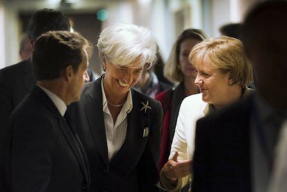 Nicolas Sarkozy junto a Christine Lagarde, entre el centro, y Angel Merkela a su llegada la cumbre europea.