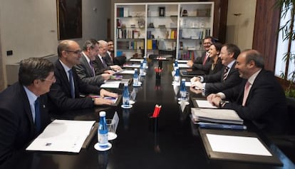 Los rectores de las universidades públicas valencianas con los consejeros de Hacienda y Educación.
