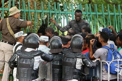 Aunque la agencia de migración mexicana emite permisos temporales sin parar, el flujo de las últimas semanas supera por mucho su capacidad de gestión. El caos entre los migrantes y la falta de organización por parte de las autoridades provoca que muchos pasen días esperando bajo el intempestivo clima y durmiendo en las calles aledañas. En la imagen, elementos de la Guardia Nacional chocan con un grupo de migrantes que buscan tramitar sus papeles.