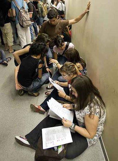 Estudiantes en las pruebas de Selectividad en Barcelona.