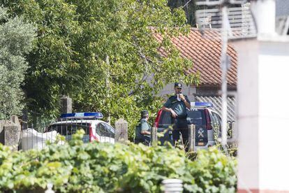 Agentes de la Guardia Civil, en el domicilio del hombre de Moraña que degolló a sus dos hijas el 30 de julio.