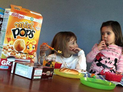 Niños almorzando productos Kellogs.