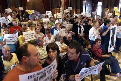 En la imagen, unas 200 personas que han irrumpido en el salón de plenos.