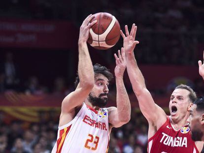 Sergio Llull (i), defendido por Michael Roll.
