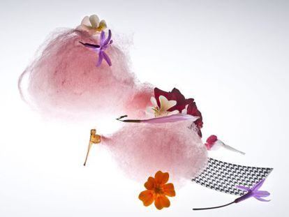 Algod&oacute;n de az&uacute;car y flores y papel comestible de tejido pata de gallo. Plato de Ram&oacute;n Freixa inspirado en el perfume &#039;Miss Dior&#039;.