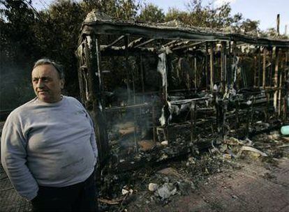 Un ciudadano espera el autobús en una parada quemada en los alrededores de la Universidad Politécnica de Atenas.