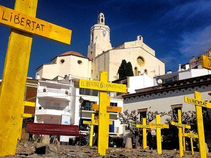 Cruces amarillas en una playa de Cadaqués.
