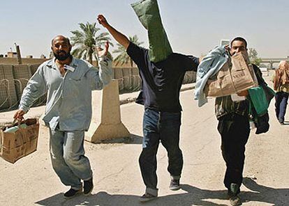 Uno de los prisioneros liberados de Abu Ghraib, con una bolsa en la cabeza en referencia a las torturas.