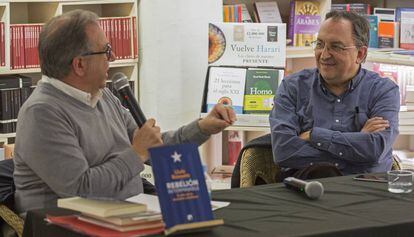 Josep Cuní (esq.) i Lluís Bassets en la presentació del llibre.