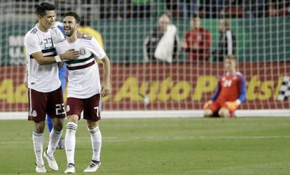 Molina y Layún celebran un gol. 