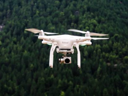 Un dron sobrevolando un bosque en Grecia