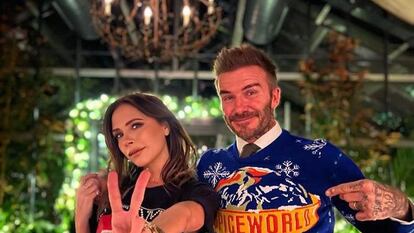 David y Victoria Beckham, con jerseys navideños (él, con uno de las Spice Girls), en diciembre de 2021.