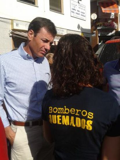 Tomás Gómez conversa en Valdemaqueda con una trabajadora del cuerpo de bomberos.