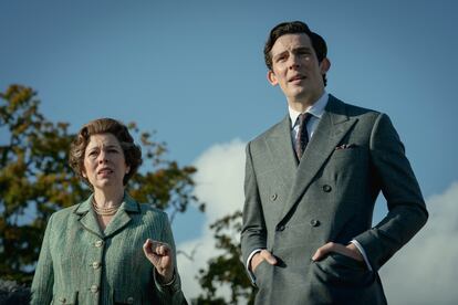 Josh O'Connor, como el Príncipe Carlos, y Olivia Colman, como la Reina de Inglaterra, en un instante de la cuarta temporada de 'The Crown'.